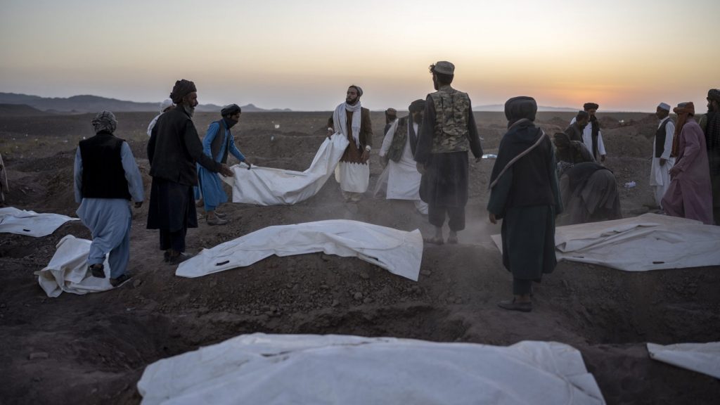 (AP Photo/Ebrahim Noroo زلزال أفغانستان