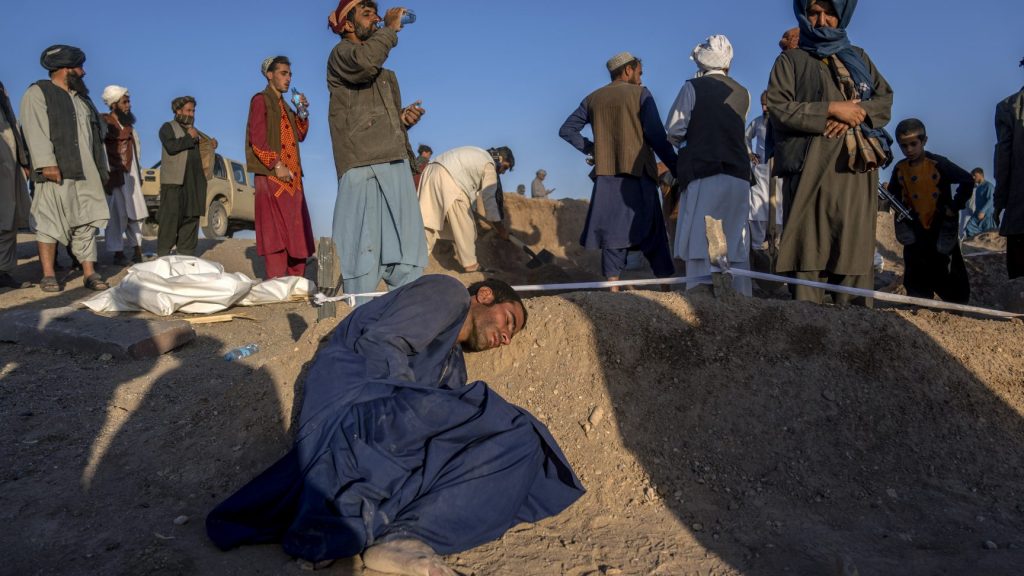 (AP Photo/Ebrahim Noroo زلزال أفغانستان