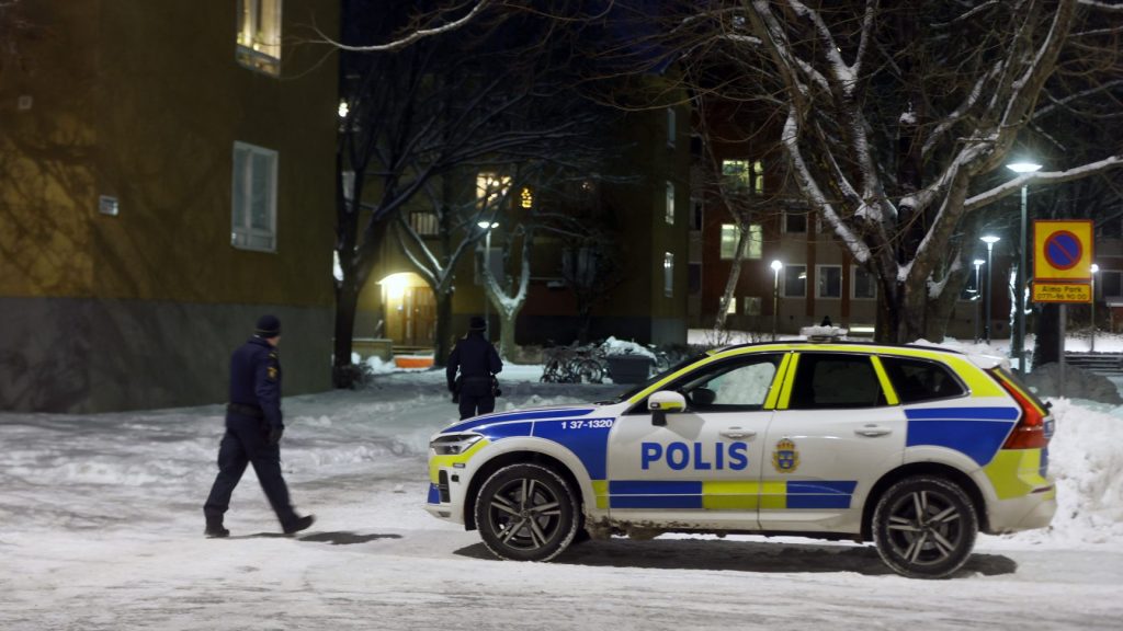 STOCKHOLM 20231227
En man har hittats med misstänkta skottskador utomhus i Vårbergs centrum i sydvästra Stockholm. Polisen, som larmades vid 20.30-tiden på onsdagen, misstänker att mannen träffats av flera skott. Ingen har har gripits i samband med händelsen, som rubriceras som mordförsök. Avspärrningar på Ängholmsgränd 5-37.
Foto: Nicklas Thegerström / TT / kod 12038
