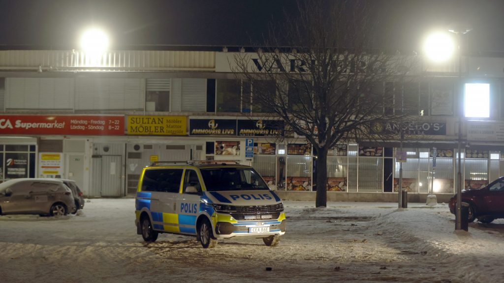 STOCKHOLM 20231227
En man har hittats med misstänkta skottskador utomhus i Vårbergs centrum i sydvästra Stockholm. Polisen, som larmades vid 20.30-tiden på onsdagen, misstänker att mannen träffats av flera skott. Ingen har har gripits i samband med händelsen, som rubriceras som mordförsök.
Foto: Nicklas Thegerström / TT / kod 12038