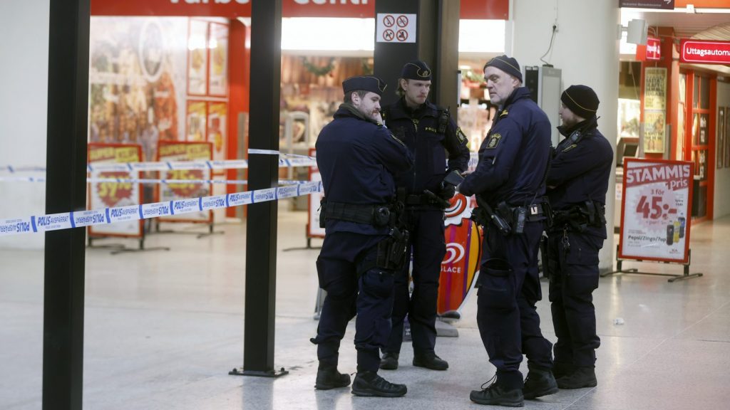 STOCKHOLM 20231227
En man har hittats med misstänkta skottskador utomhus i Vårbergs centrum i sydvästra Stockholm. Polisen, som larmades vid 20.30-tiden på onsdagen, misstänker att mannen träffats av flera skott. Ingen har har gripits i samband med händelsen, som rubriceras som mordförsök. Avspärrningar och polis inne i Vårbergs centrum.
Foto: Nicklas Thegerström / TT / kod 12038