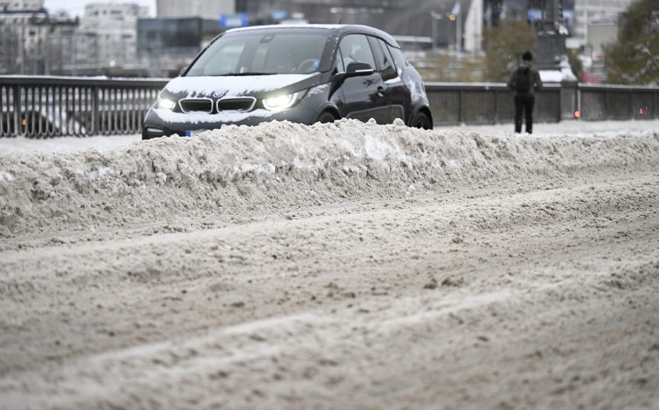 STOCKHOLM 20231130
En bil kör i snömodden på Vasabron i Stockholm.
Foto: Fredrik Sandberg / TT / kod 10080