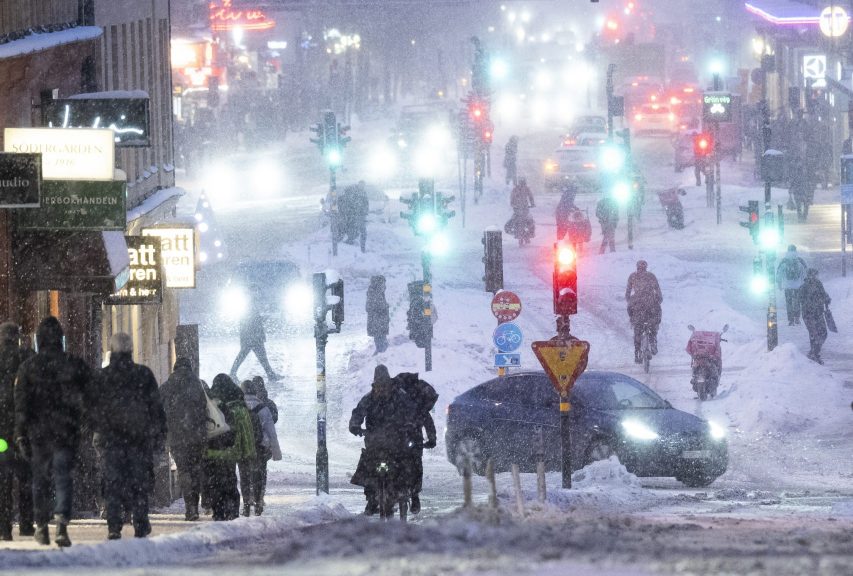 STOCKHOLM 20231130
Bilar, fotgängare och cyklister i snöväder på Götgatan på Södermalm.
Foto: Fredrik Sandberg / TT / kod 10080