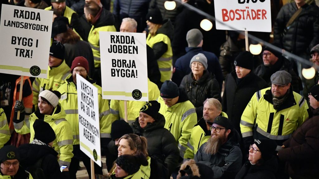 STOCKHOLM, SVERIGE 20240206
Byggnadsarbetare i Stockholm demonstrerar för att få regeringen att agera mot byggkrisen samt överlämnar namninsamling till infrastruktur- och bostadsminister Andreas Carlson (KD) på Sergels torg i Stockholm.
Foto: Samuel Steén / TT / Kod 12170
