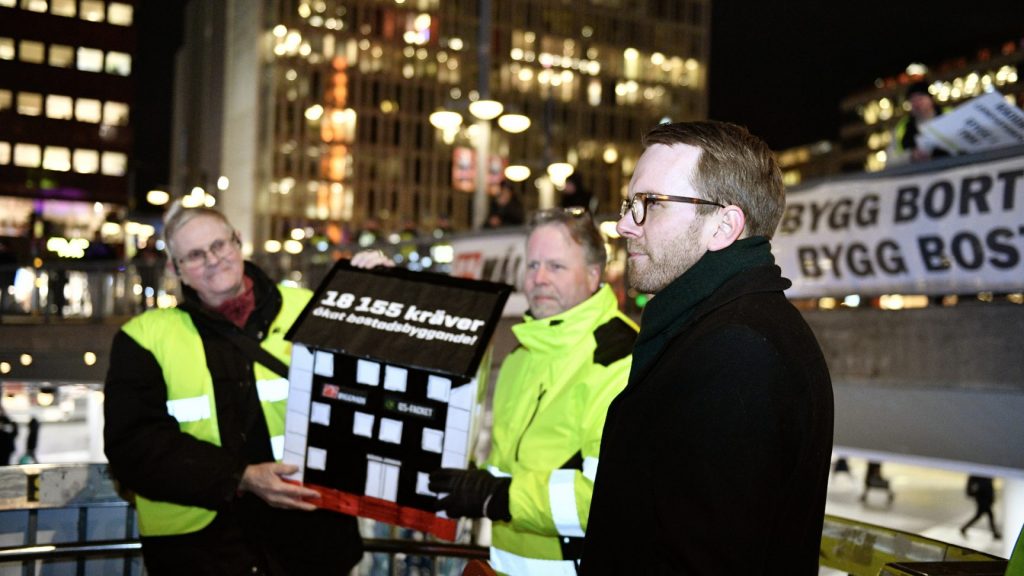 STOCKHOLM, SVERIGE 20240206
Infrastruktur- och bostadsminister Andreas Carlson (KD) tar emot namninsamlingar när byggnadsarbetare i Stockholm demonstrerar för att få regeringen att agera mot byggkrisen på Sergels torg i Stockholm.
Foto: Samuel Steén / TT / Kod 12170