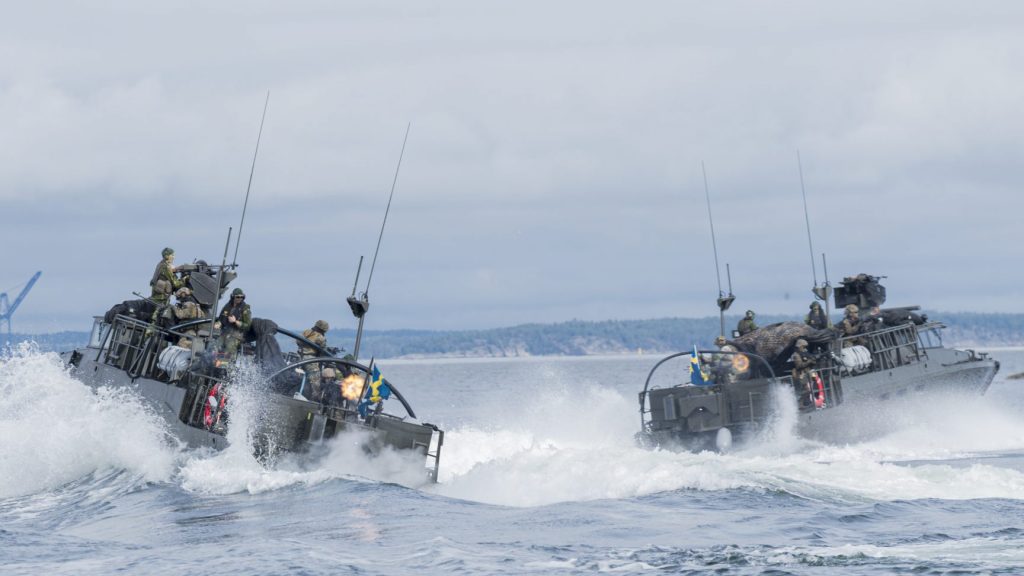 STOCKHOLM 20230913
Stridsbåt 90 H då Stockholms amfibieregemente genomför marinövningen Archipelago Endeavor tillsammans med styrkor från den amerikanska marinkåren. Övningen sker på ön Mällsten. Soldaterna har övat tillsammans i tre veckor och det är 138 amerikanska soldater och 225 svenska soldater som deltar.
Foto: Mikaela Landeström / TT / Kod 12160