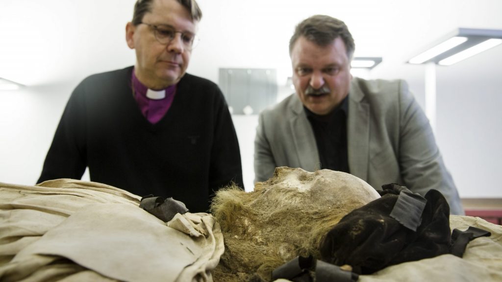 LUND 20150410
Fredagen den 10 april visades mumien av biskop Peder Winstrup, upp för press och media i Lund. Per Karsten, chef för Historiska museet i Lund presenterade resultaten av olika undersökningar. På bilden samtalar han med biskop Johan Tyberg (tv).
Foto Ola Torkelsson / TT Kod 75777