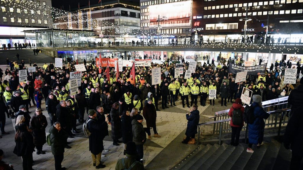 STOCKHOLM, SVERIGE 20240206
Byggnadsarbetare i Stockholm demonstrerar för att få regeringen att agera mot byggkrisen samt överlämnar namninsamling till infrastruktur- och bostadsminister Andreas Carlson (KD) på Sergels torg i Stockholm.
Foto: Samuel Steén / TT / Kod 12170