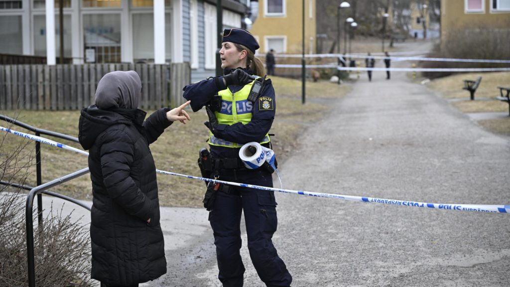 Stockholm 20240313
Polis på plats efter att en person påträffats skadad i en misstänkt skottlossning i Skärholmen på onsdagen.
Foto: Anders Wiklund / TT / Kod 10040