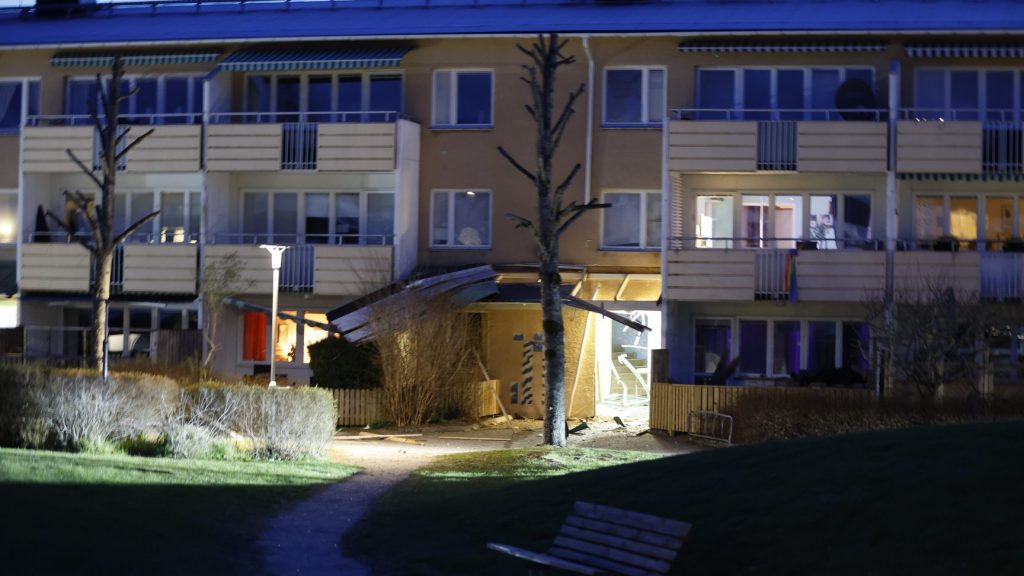 BORÅS 20240422 En detonation inträffade natten mot måndagen vid ett flerfamiljshus i Borås.
Photo: Adam Ihse / TT / code 9200