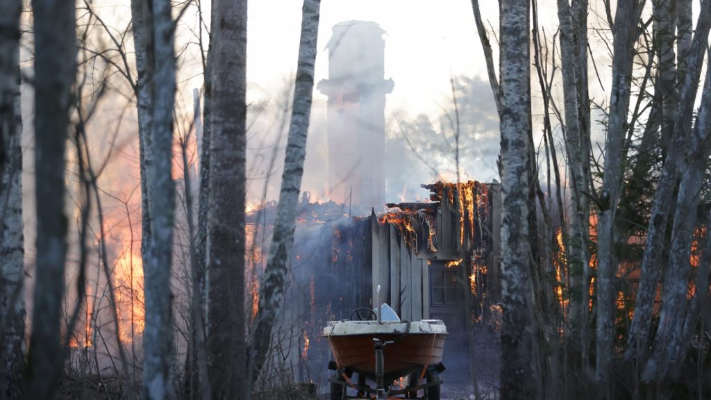 HERRLJUNGA, SVERIGE 20240408
Tre personer omkom i en villabrand i Fåglavik i Herrljunga kommun natten till måndagen.
Foto: Adam Ihse / TT / Kod 9200