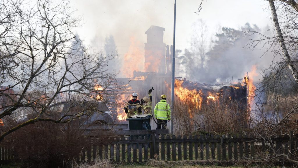 HERRLJUNGA,, SVERIGE 20240408
Tre personer omkom i en villabrand i Fåglavik i Herrljunga kommun natten till måndagen.
Foto: Adam Ihse / TT / Kod 9200