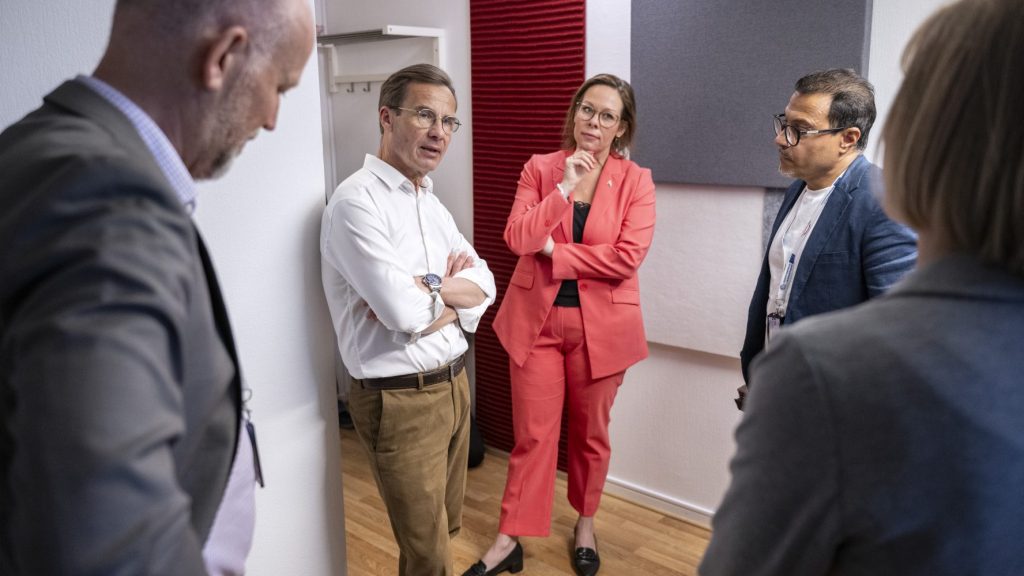 BURLÖV 20240524
Statsminister Ulf Kristersson och migrationsminister Maria Malmer Stenergard i samspråk med Anders Karlsson, enhetschef, Caroline Eriksson, teamledare återvändare, och Atef Mounir, assistent, då ministrarna på fredagen besökte Migrationsverkets Återvändandecenter i Burlöv. För närvarande bor ett 60-tal personer på återvändandecentrat i Burlöv i väntan på att lämna Sverige.
Foto: Johan Nilsson / TT / Kod 50090 Johan Nilsson/TT
