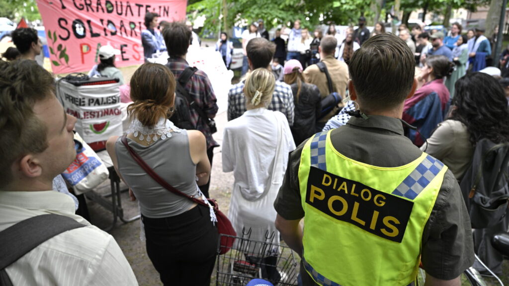 LUND 20240529
Organisationen Lund Students for Palestine höll på onsdagen en rundvandring och presskonferens i tältlägret i Lundagård. Den propalestinska tältdemonstrationen i Lundagård måste enligt polisen vara borta innan fredagens doktorspromovering då det bland annat skall skjutas salut i parken för alla nya doktorer.
Foto: Johan Nilsson / TT / Kod 50090