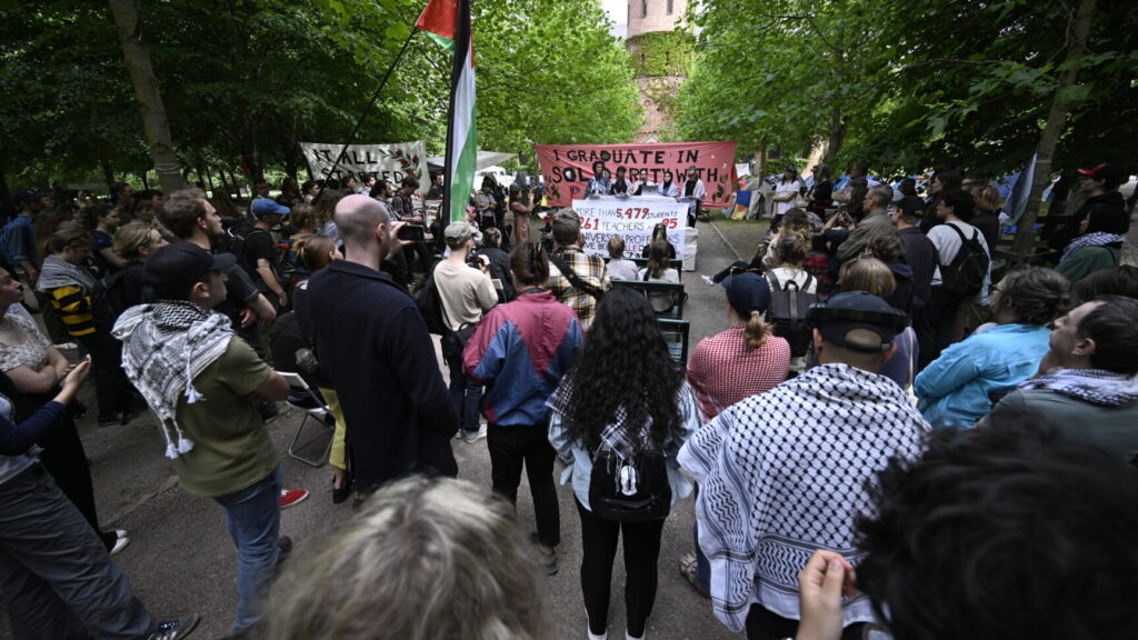 LUND 20240529
Organisationen Lund Students for Palestine höll på onsdagen en rundvandring och presskonferens i tältlägret i Lundagård. Den propalestinska tältdemonstrationen i Lundagård måste enligt polisen vara borta innan fredagens doktorspromovering då det bland annat skall skjutas salut i parken för alla nya doktorer.
Foto: Johan Nilsson / TT / Kod 50090