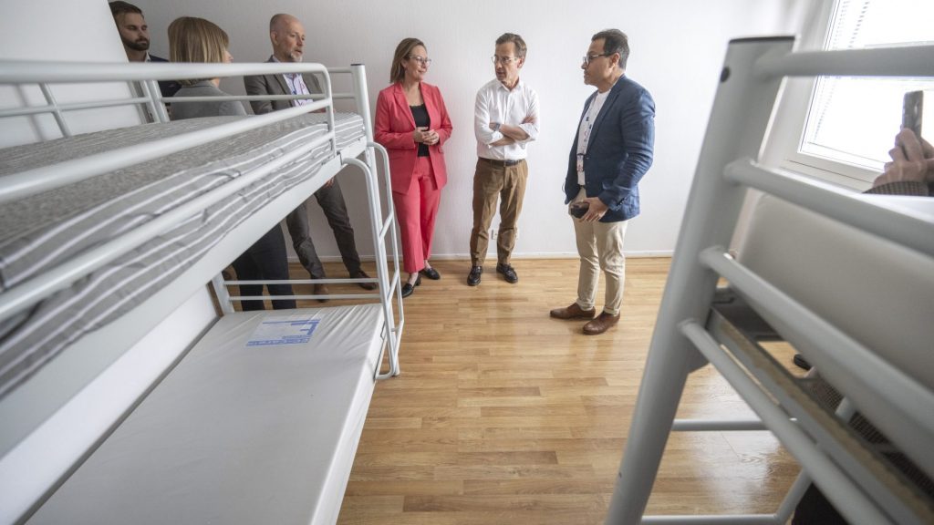 كريسترشون خلال زيارة قام بها مع وزيرة الهجرة إلى مركز للعودة الطوعية في بلدية بورلوف
Johan Nilsson/TT