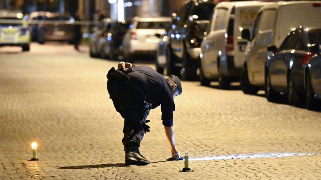 TRELLEBORG, SVERIGE 20240502
Polis på plats på Hantverkaregatan / Nygatan i centrala Trelleborg efter larm om skottlossning på torsdagskvällen. Enligt polisen har en lägenhet i ett flerfamiljshus beskjutits med flera skott. Ingen person har hittats skadad.
Foto: Johan Nilsson / TT / Kod 50090 Johan Nilsson/TT