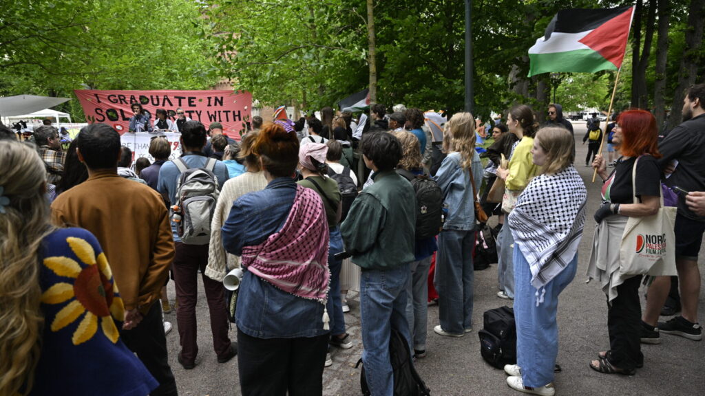 LUND 20240529
Organisationen Lund Students for Palestine höll på onsdagen en rundvandring och presskonferens i tältlägret i Lundagård. Den propalestinska tältdemonstrationen i Lundagård måste enligt polisen vara borta innan fredagens doktorspromovering då det bland annat skall skjutas salut i parken för alla nya doktorer.
Foto: Johan Nilsson / TT / Kod 50090