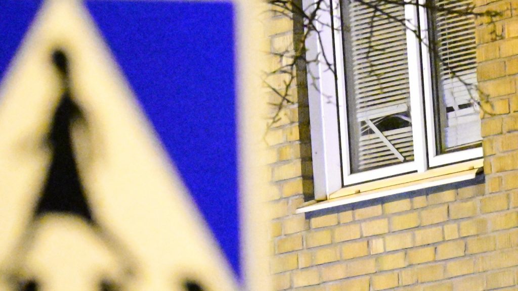 TRELLEBORG, SVERIGE 20240502
Polis på plats på Hantverkaregatan / Nygatan i centrala Trelleborg efter larm om skottlossning på torsdagskvällen. Enligt polisen har en lägenhet i ett flerfamiljshus beskjutits med flera skott. Ingen person har hittats skadad.
Foto: Johan Nilsson / TT / Kod 50090 Johan Nilsson/TT