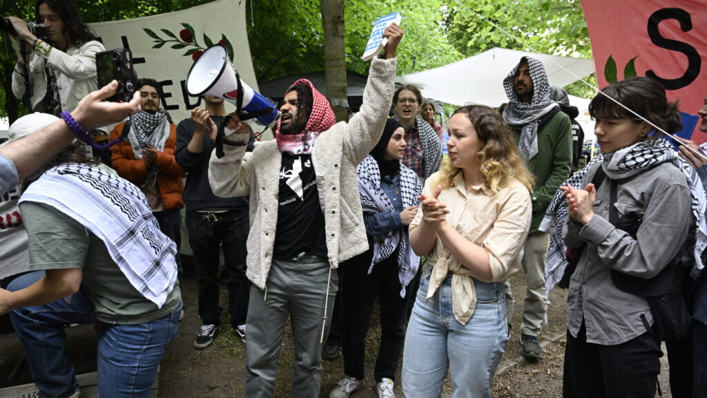 LUND 20240529
Organisationen Lund Students for Palestine höll på onsdagen en rundvandring och presskonferens i tältlägret i Lundagård. Den propalestinska tältdemonstrationen i Lundagård måste enligt polisen vara borta innan fredagens doktorspromovering då det bland annat skall skjutas salut i parken för alla nya doktorer.
Foto: Johan Nilsson / TT / Kod 50090