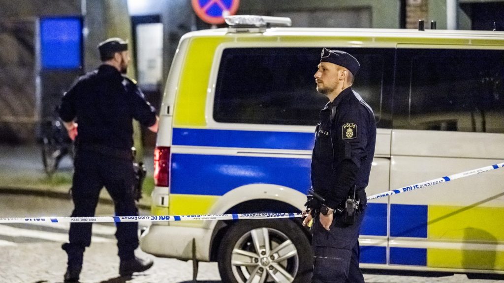 TRELLEBORG, SVERIGE 20240502
Polis på plats på Hantverkaregatan / Nygatan i centrala Trelleborg efter larm om skottlossning på torsdagskvällen. Enligt polisen har en lägenhet i ett flerfamiljshus beskjutits med flera skott. Ingen person har hittats skadad.
Foto: Johan Nilsson / TT / Kod 50090 Johan Nilsson/TT