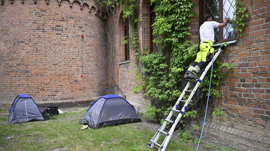 LUND 20240529
Sanering av kastade ägg på ett fönster samtidigt som organisationen Lund Students for Palestine på onsdagen håller en rundvandring och presskonferens i tältlägret i Lundagård. Den propalestinska tältdemonstrationen i Lundagård måste enligt polisen vara borta innan fredagens doktorspromovering då det bland annat skall skjutas salut i parken för alla nya doktorer.
Foto: Johan Nilsson / TT / Kod 50090