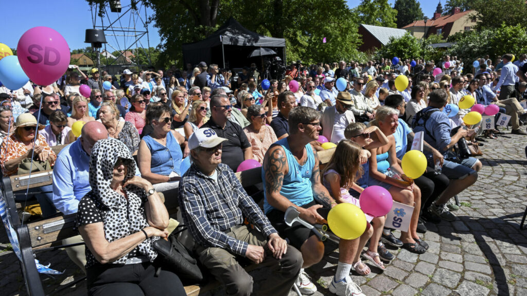 VISBY, SVERIGE 20240625
Publik på plats inför Sverigedemokraternas partiledare Jimmie Åkessons (SD) tal i Almedalen när politikerveckan startar på tisdagen.
Foto: Anders Wiklund / TT / Kod 10040