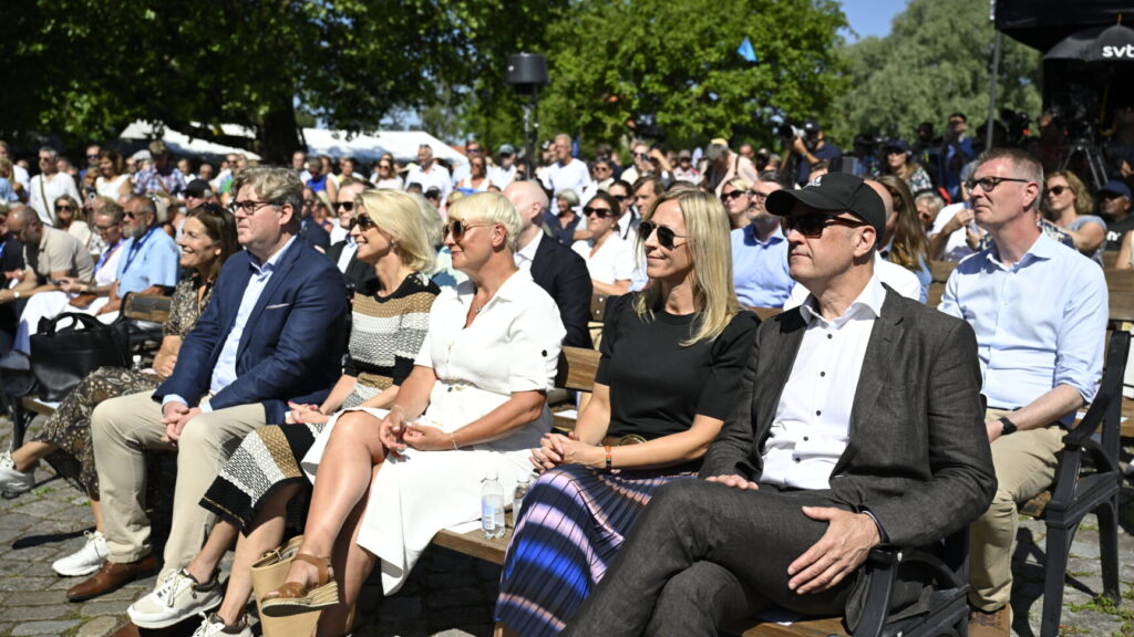 VISBY, SVERIGE 20240626
Publik då moderaternas partiledare Ulf Kristersson (M) talar under politikerveckan i Almedalen.
Foto: Christine Olsson / TT / Kod 10430