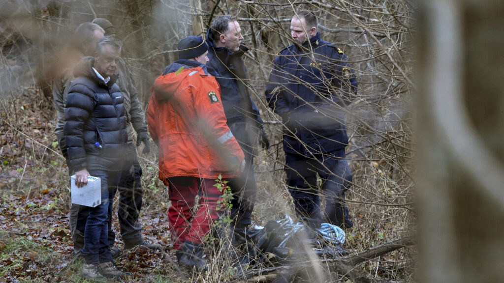 TOLLARP 2019-12-03
Utredare, dykare från sjöpolisen och kriminaltekniker arbetar vid Vramsån i Tollarp på tisdagen. En 20-årig kvinna från Skåne har varit försvunnen i över en vecka. På tisdagseftermiddagen hittade dykaren kvinnan död i Vramsån och polisen rubricerar nu försvinnandet som mord.
Foto: Johan Nilsson / TT / Kod 50090