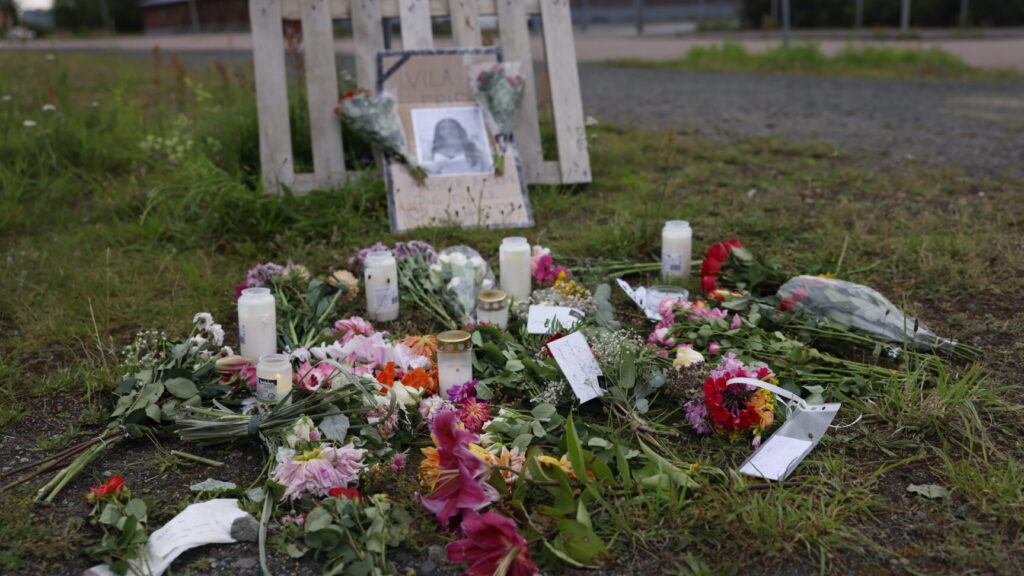 LANDSKRONA SVERIGE 20240726
Spontan minnesplats för den flicka som hittades av en polispatrull under natten mot tisdagen. Hon låg livlös utomhus på en öppen plats.
Foto: Andreas Hillergren / TT / Kod 10600
*** OBS!!! SYNLIGT PORTRÄTT PÅ BROTTSOFFRET***