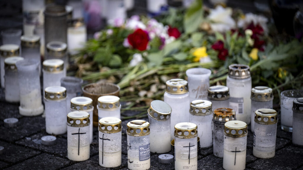 TOLLARP 2024-06-15
Minnesplats på torget i Tollarp utanför Kristianstad för den 20-åriga man som hittades död i en lägenhet i Lund i början på juni. En man i 50-årsåldern har häktats misstänkt för mord på 20-åringen. Den döda är hemmahörande i Kristianstadtrakten och den misstänkta i Lund.
Foto: Johan Nilsson / TT / Kod 50090