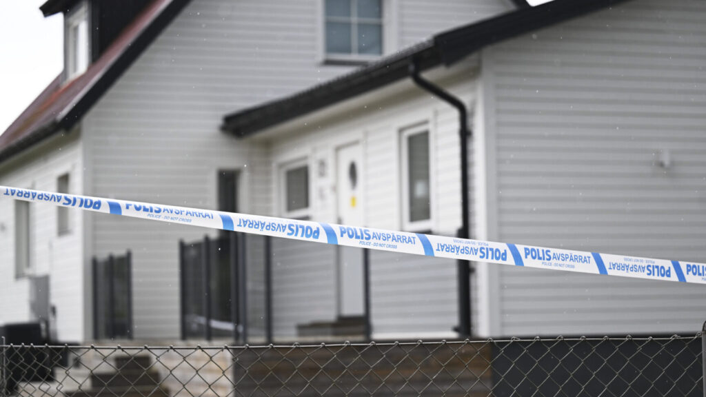 TOLLARP, SVERIGE 20240705
En vuxen person och ett barn har hittats döda i en bostad utanför Kristianstad. Ett annat barn hittades skadat. Polisen misstänker att det ena barnet mördats och att det andra utsatts för mordförsök.
Foto: Henrik Eberlund / TT / Kod 11566