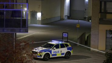 NORRKÖPING, SVERIGE 20241024
Polisen på plats och avspärrningar upprättade efter en skottlossning i centrala Norrköping på torsdagskvällen. En person har hittats skadad på platsen.
Foto: Magnus Andersson / TT / Kod 11930