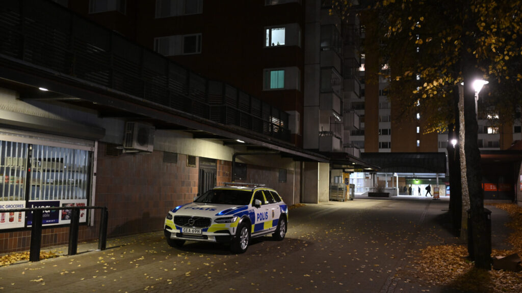 STOCKHOLM, SVERIGE 20241022
Polisen på plats och avspärrningar upprättade efter en kvinna skjutits till döds i Akalla i norra Stockholm på tisdagskvällen.
Foto: Pontus Lundahl / TT / Kod 10050