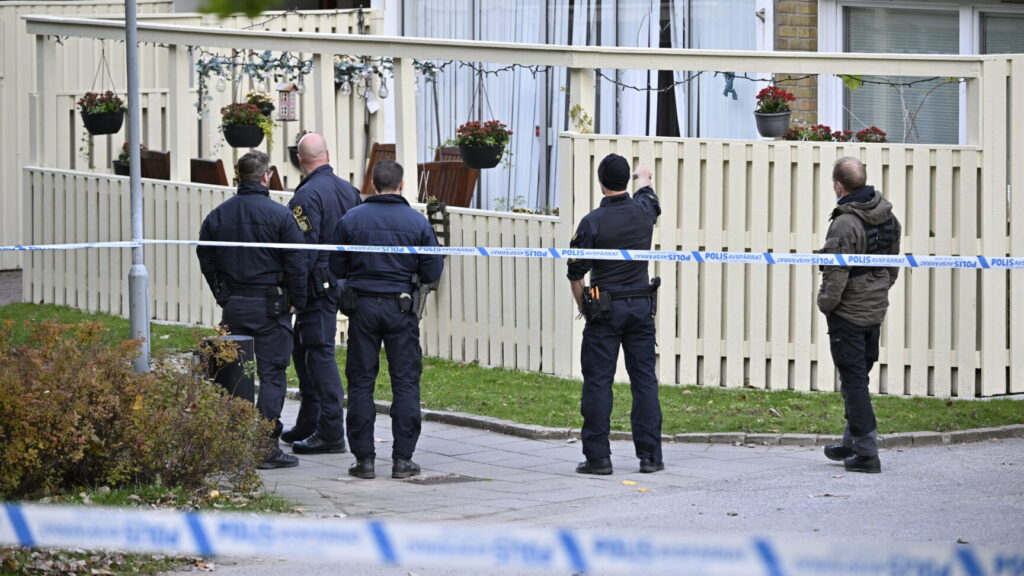 MALMÖ, SVERIGE 20241007
Polis, kriminaltekniker och bombtekniker arbetar innanför avspärrningarna på Serenadgatan i Malmö på måndagsmorgonen efter en misstänkt skottlossning mot en lägenhet. En person har förts till sjukhus med allvarliga skador efter skottlossningen och ett misstänkt föremål har hittats Soprangatan en bit bort från på platsen.
Foto: Johan Nilsson / TT / Kod 50090