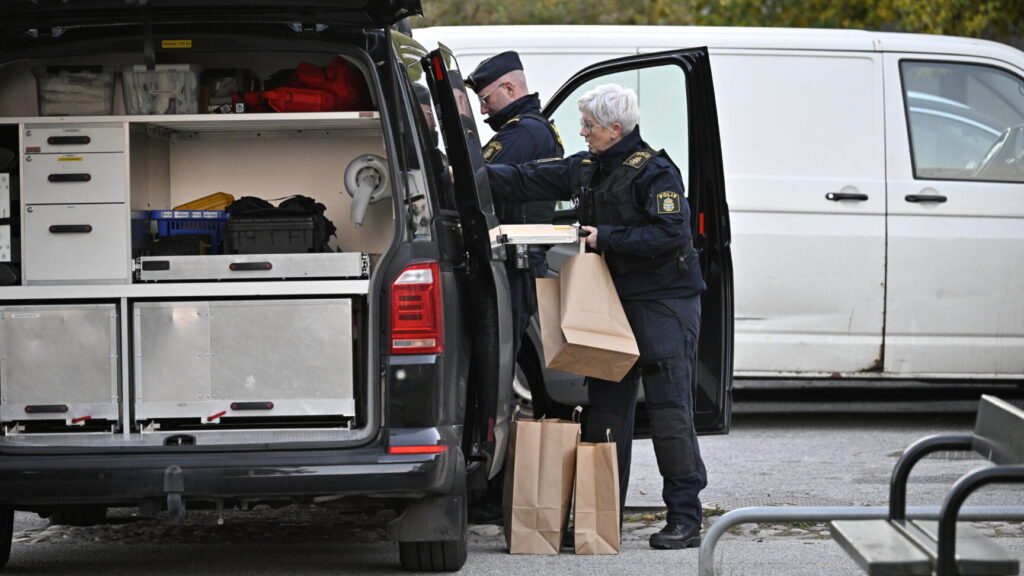 MALMÖ, SVERIGE 20241007
Polis, kriminaltekniker och avspärrningar på Serenadgatan i Malmö på måndagsmorgonen efter en skottlossning mot en lägenhet. En person har förts till sjukhus med allvarliga skador efter skottlossningen och ett misstänkt föremål har hittats Soprangatan en bit bort från på platsen.
Foto: Johan Nilsson / TT / Kod 50090