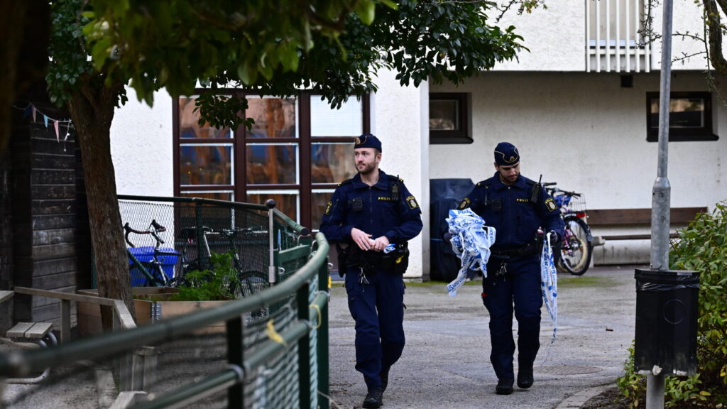 STOCKHOLM, SVERIGE 20241001
En detonation har inträffat vid en port till ett bostadshus i Enskededalen i södra Stockholm
Foto: Jonas Ekströmer / TT / Kod 10030