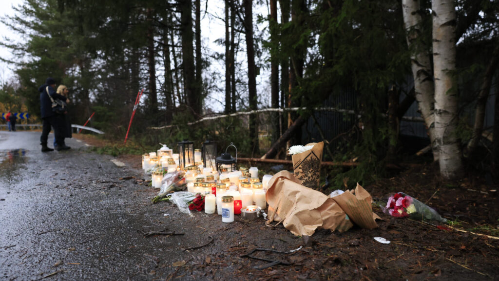 LULEÅ, SVERIGE 20241020
Tre unga har avlidit i en trafikolycka i Luleå natten mot söndagen. Kommunens krisgrupp Posom är på plats i Porsö kyrka.
Foto: Fredrik Sundvall / TT / Kod 11555