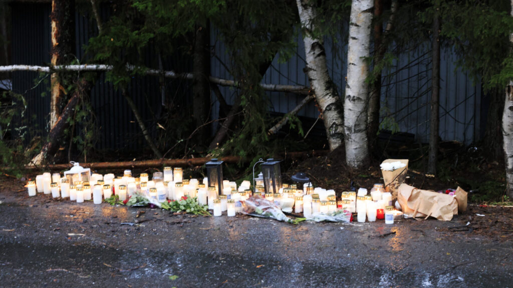 LULEÅ, SVERIGE 20241020
Tre unga har avlidit i en trafikolycka i Luleå natten mot söndagen. Kommunens krisgrupp Posom är på plats i Porsö kyrka.
Foto: Fredrik Sundvall / TT / Kod 11555