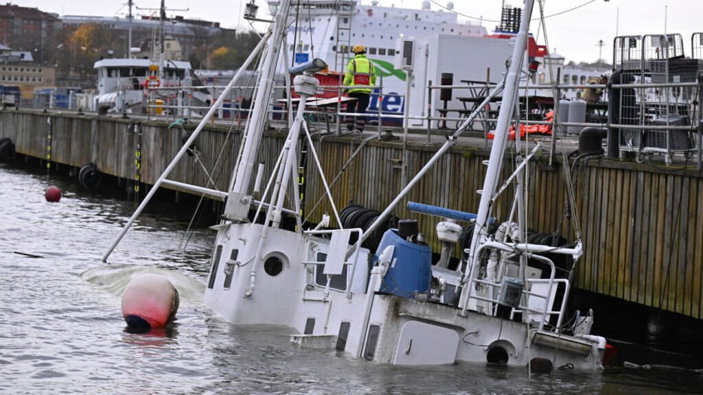 غرق سفينة بطول 25 متراً في يوتيبوري
Foto: Björn Larsson Rosvall / TT