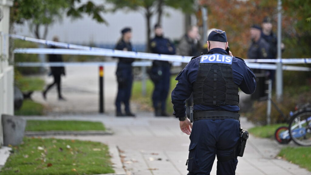 MALMÖ, SVERIGE 20241007
Polis, kriminaltekniker och avspärrningar på Serenadgatan i Malmö på måndagsmorgonen efter en skottlossning mot en lägenhet. En person har förts till sjukhus med allvarliga skador efter skottlossningen och ett misstänkt föremål har hittats Soprangatan en bit bort från på platsen.
Foto: Johan Nilsson / TT / Kod 50090