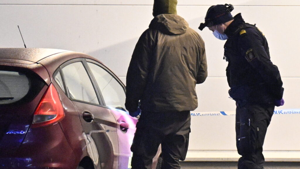 OSBY, SVERIGE 20241017
Polis och kriminaltekniker på plats vid en bensinmack på Såggatan i Osby på onsdagskvällen efter larm om en skottlossning. Enligt polisen haren person påträffats med skottskador.
Foto: Johan Nilsson / TT / Kod 50090