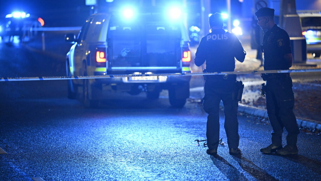 OSBY, SVERIGE 20241017
Polis på plats på Såggatan i Osby på onsdagskvällen efter larm om en skottlossning. Enligt polisen haren person påträffats med skottskador.
Foto: Johan Nilsson / TT / Kod 50090