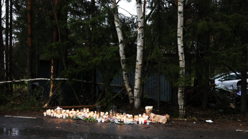 LULEÅ, SVERIGE 20241020
Tre unga har avlidit i en trafikolycka i Luleå natten mot söndagen. Kommunens krisgrupp Posom är på plats i Porsö kyrka.
Foto: Fredrik Sundvall / TT / Kod 11555