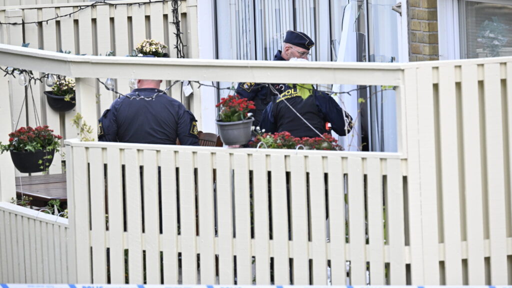 MALMÖ, SVERIGE 20241007
Polis, kriminaltekniker och avspärrningar på Serenadgatan i Malmö på måndagsmorgonen efter en skottlossning mot en lägenhet. En person har förts till sjukhus med allvarliga skador efter skottlossningen och ett misstänkt föremål har hittats Soprangatan en bit bort från på platsen.
Foto: Johan Nilsson / TT / Kod 50090