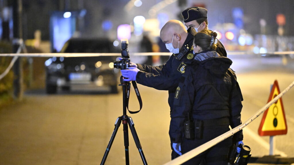 MALMÖ, SVERIGE 20241111
Polis och kriminaltekniker på plats på Kattarpstorget i Malmö på måndagskvällen efter larm om skottlossning. Enligt polisens hemsida skall en man med misstänkta skottskador påträffats inne på en restaurang.
Foto: Johan Nilsson / TT / Kod 50090
