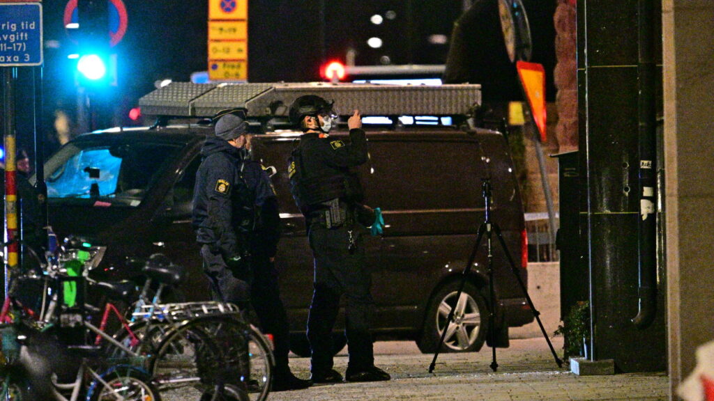 STOCKHOLM, SVERIGE 20241129
En explosion har skett uppe i ett trapphus i ett flerbostadshus på Kungsholmen i Stockholm.
Foto: Magnus Lejhall / TT / Kod 10658