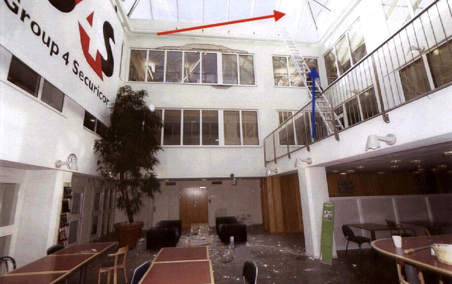 STOCKHOLM 20100719
Bild ur polisens förundersökning angående det sk helikopterrånet eller Västbergarånet. Tio män mellan 23 och 38 år åtalas på måndagen för helikopterrånet mot G 4 S värdedepå i Västberga förra hösten. Minst dubbelt så många tros ha deltagit, men några har polisen misslyckats med att gripa och andras inblandning har inte gått att bevisa.
Foto: Polisen / SCANPIX Kod: 10500