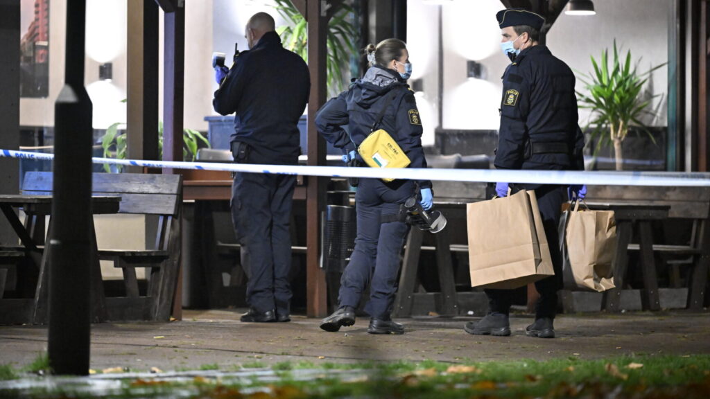 MALMÖ, SVERIGE 20241111
Polis och kriminaltekniker på plats på Kattarpstorget i Malmö på måndagskvällen efter larm om skottlossning. Enligt polisens hemsida skall en man med misstänkta skottskador påträffats inne på en restaurang.
Foto: Johan Nilsson / TT / Kod 50090