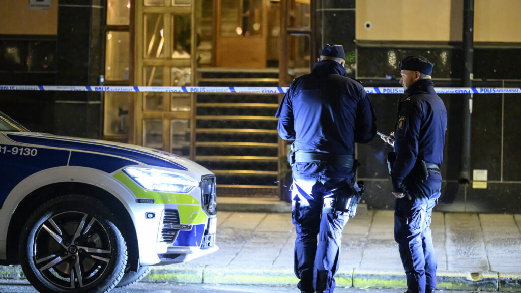 STOCHOLM 2024-11–29
Polis och avspärrningar vid ett flerfamiljshus på Norr Mälarstrand på Kungsholmen i Stockholm efter en detonation i ett trapphus tidigt på fredagsmorgonen.
Foto: Johan Nilsson / TT / Kod 50090